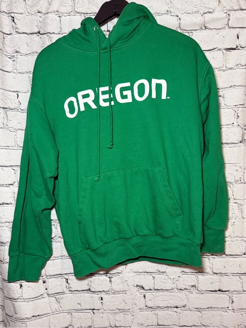 Oregon Ducks graphic hoodie. Size M